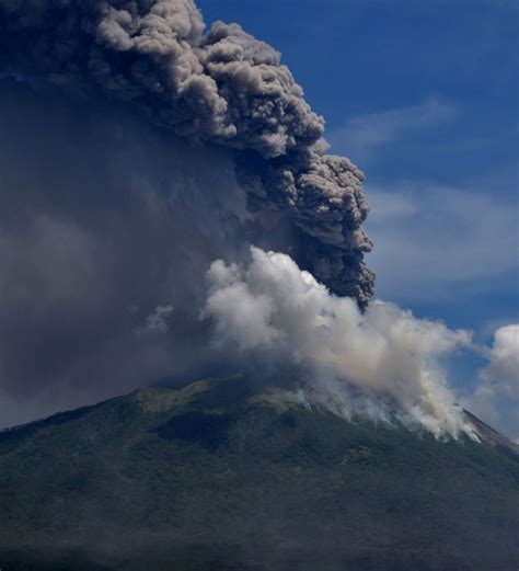 インドネシア 噴火 動画